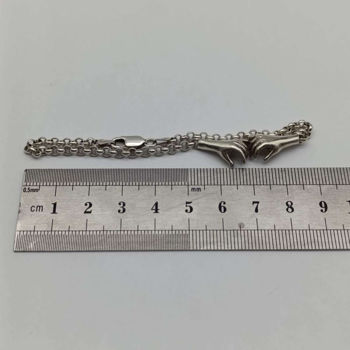 Beautiful Sterling silver bracelet with hands - weighs 9.4g - length 20cm