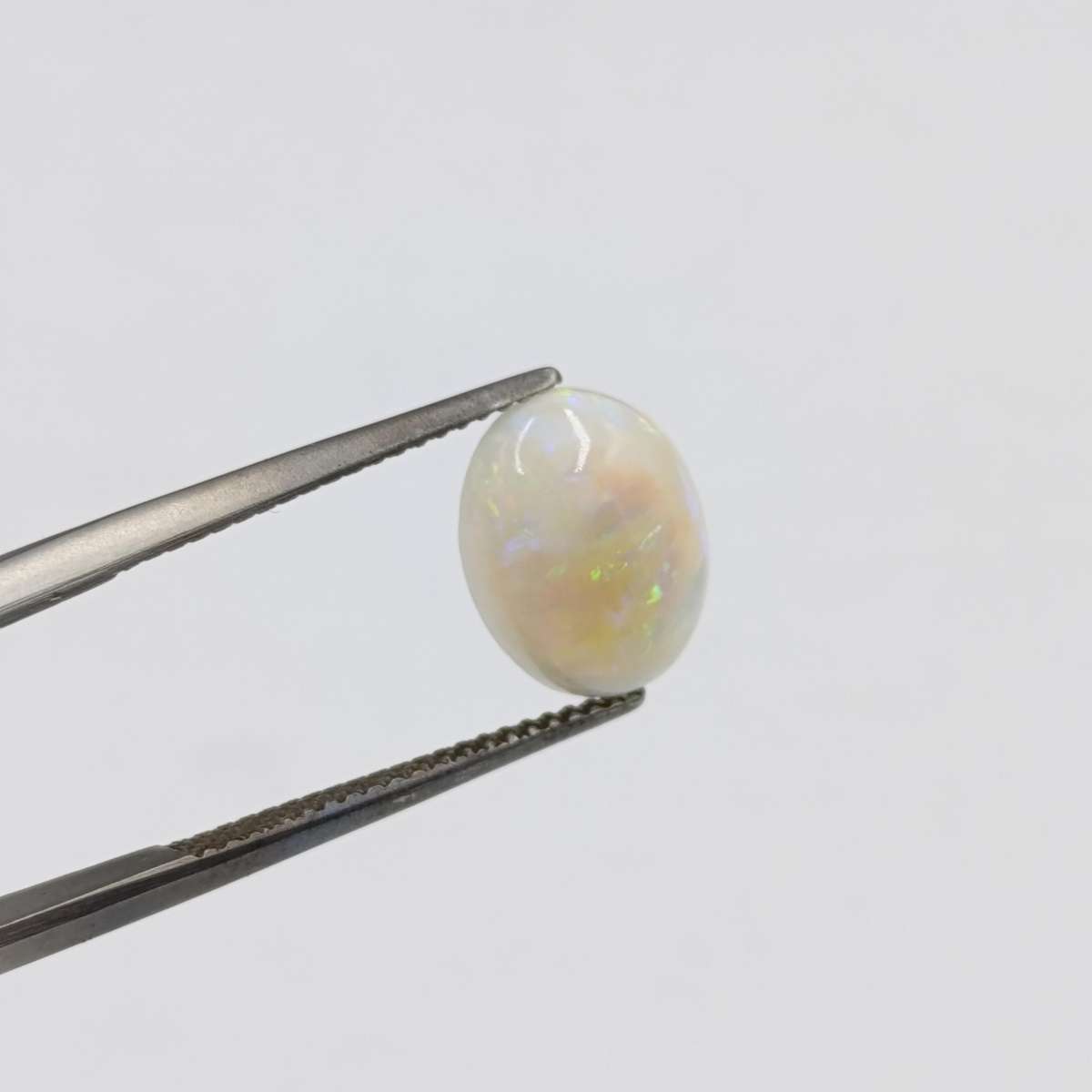 Beautiful multi color opal of 2,1 carat