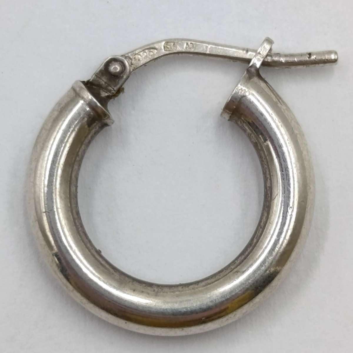 Pair of sterling silver hoop earrings - weighs 1,9 grams