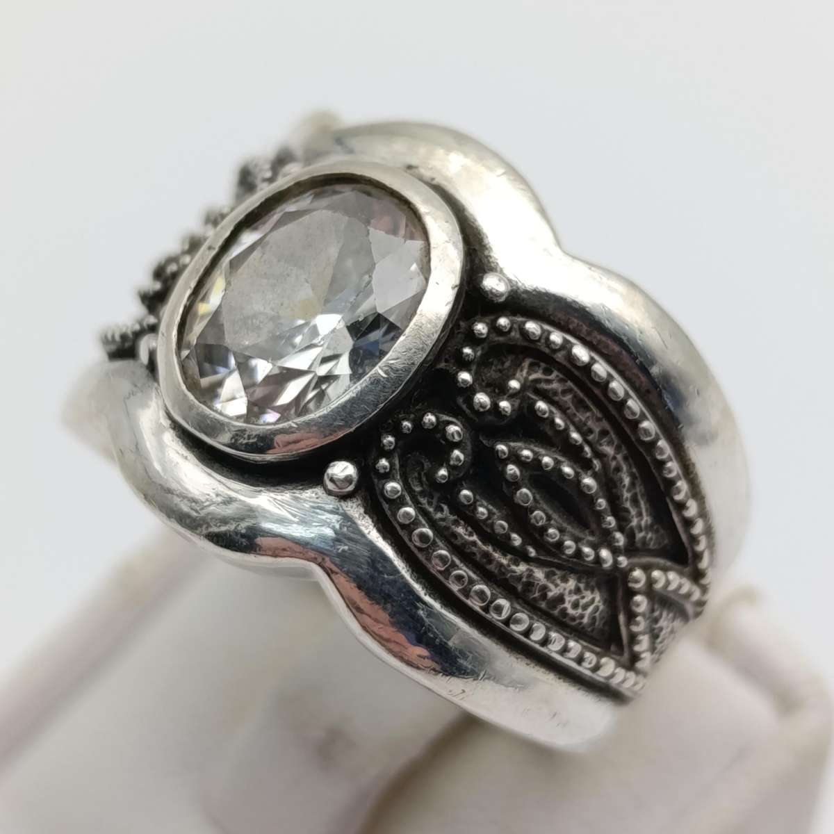 Bulky sterling silver ring with large clear stone - weighs 15,1g - size Q
