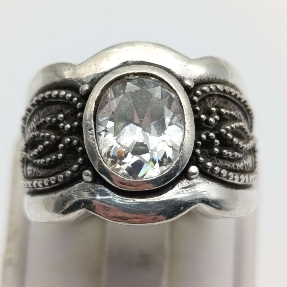 Bulky sterling silver ring with large clear stone - weighs 15,1g - size Q