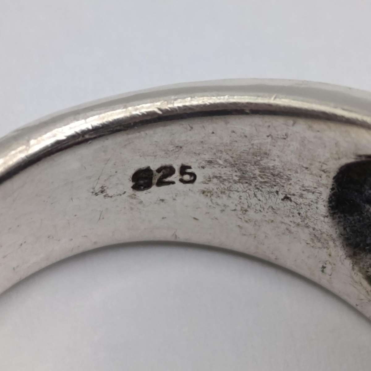 Bulky sterling silver ring with large clear stone - weighs 15,1g - size Q