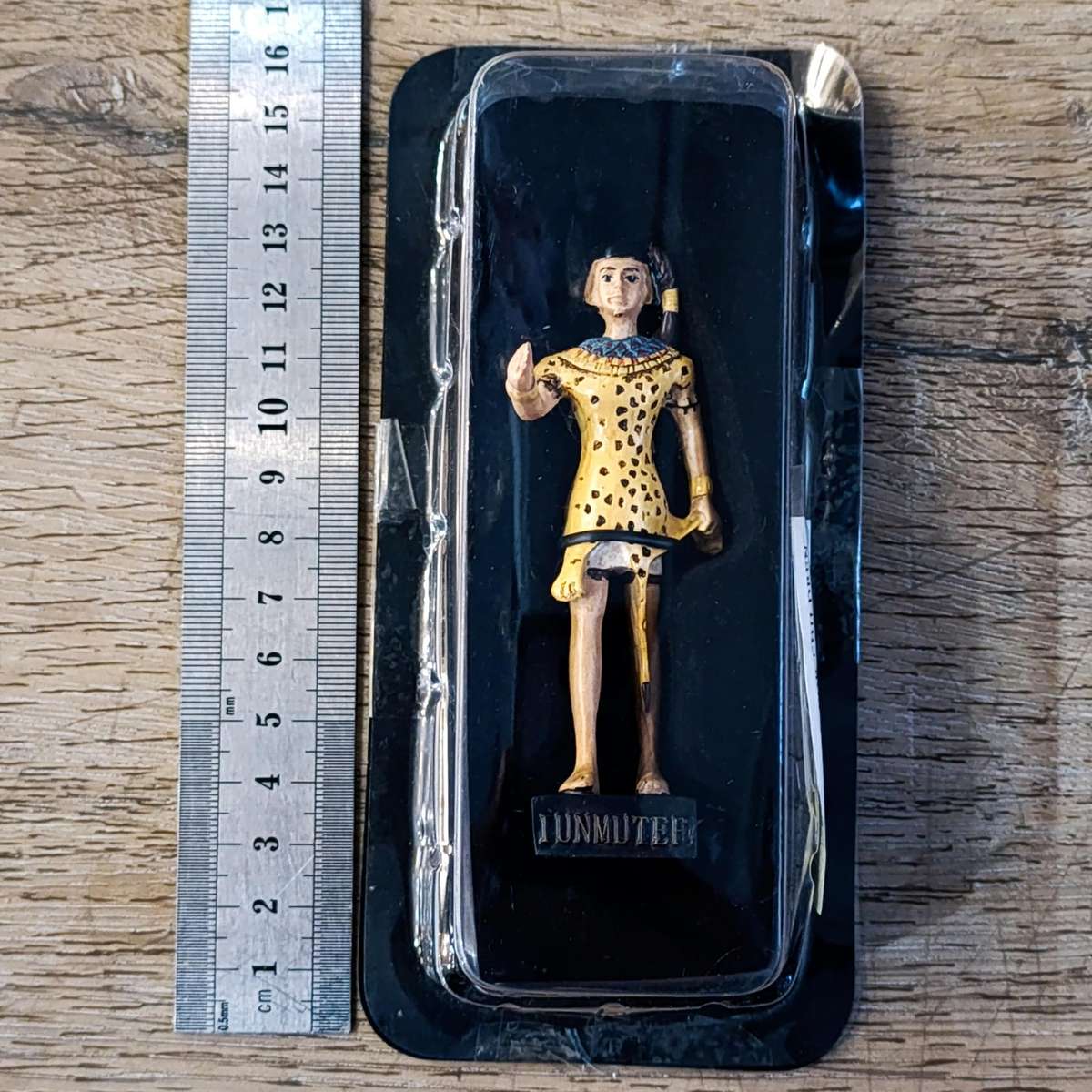 Lot of 5 gods of Ancient Egypt figurines with magazines - some damage