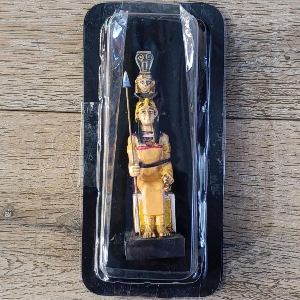 Lot of 5 gods of Ancient Egypt figurines with magazines - some damage