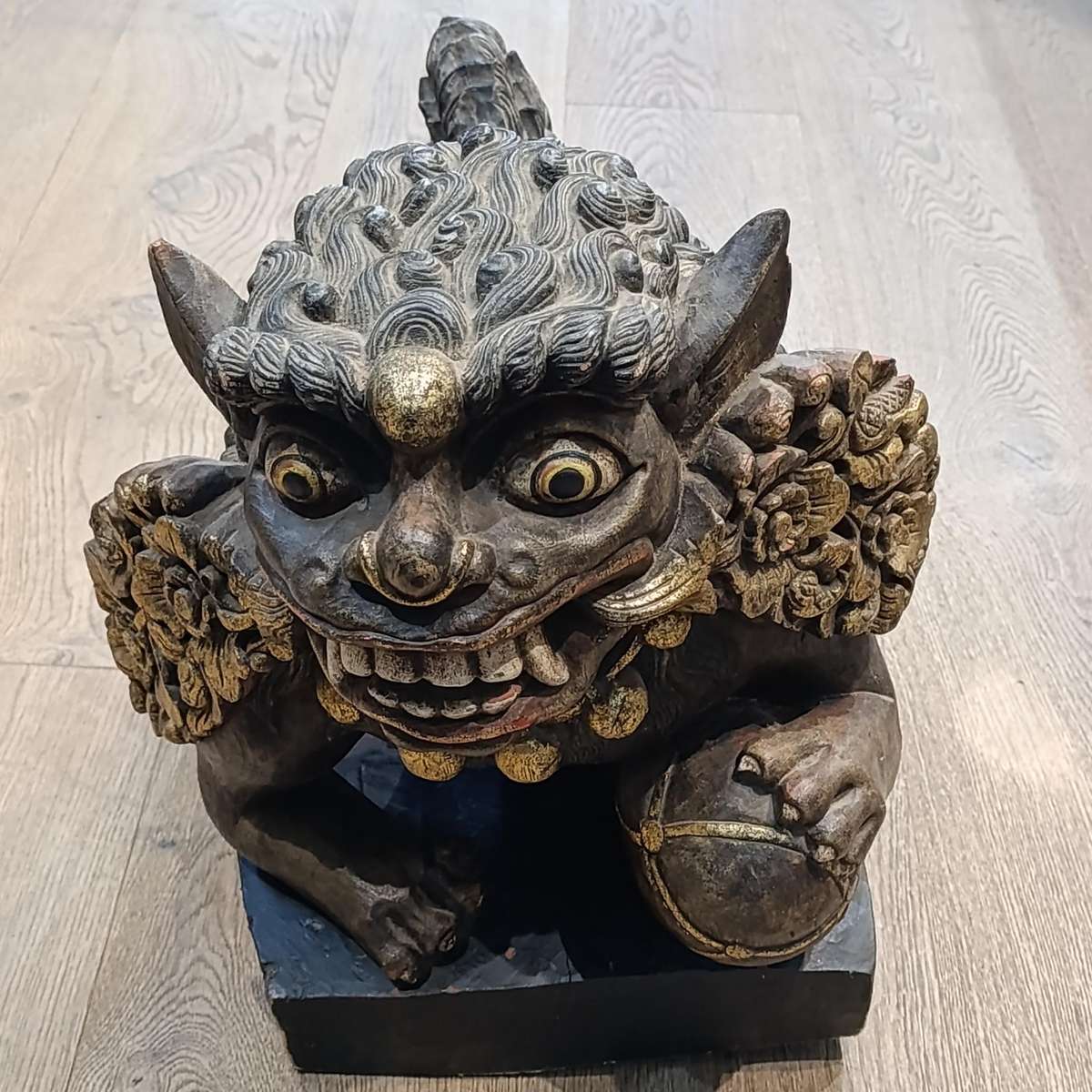 Pair of Large Chinese Foo dogs sculptures - wooden