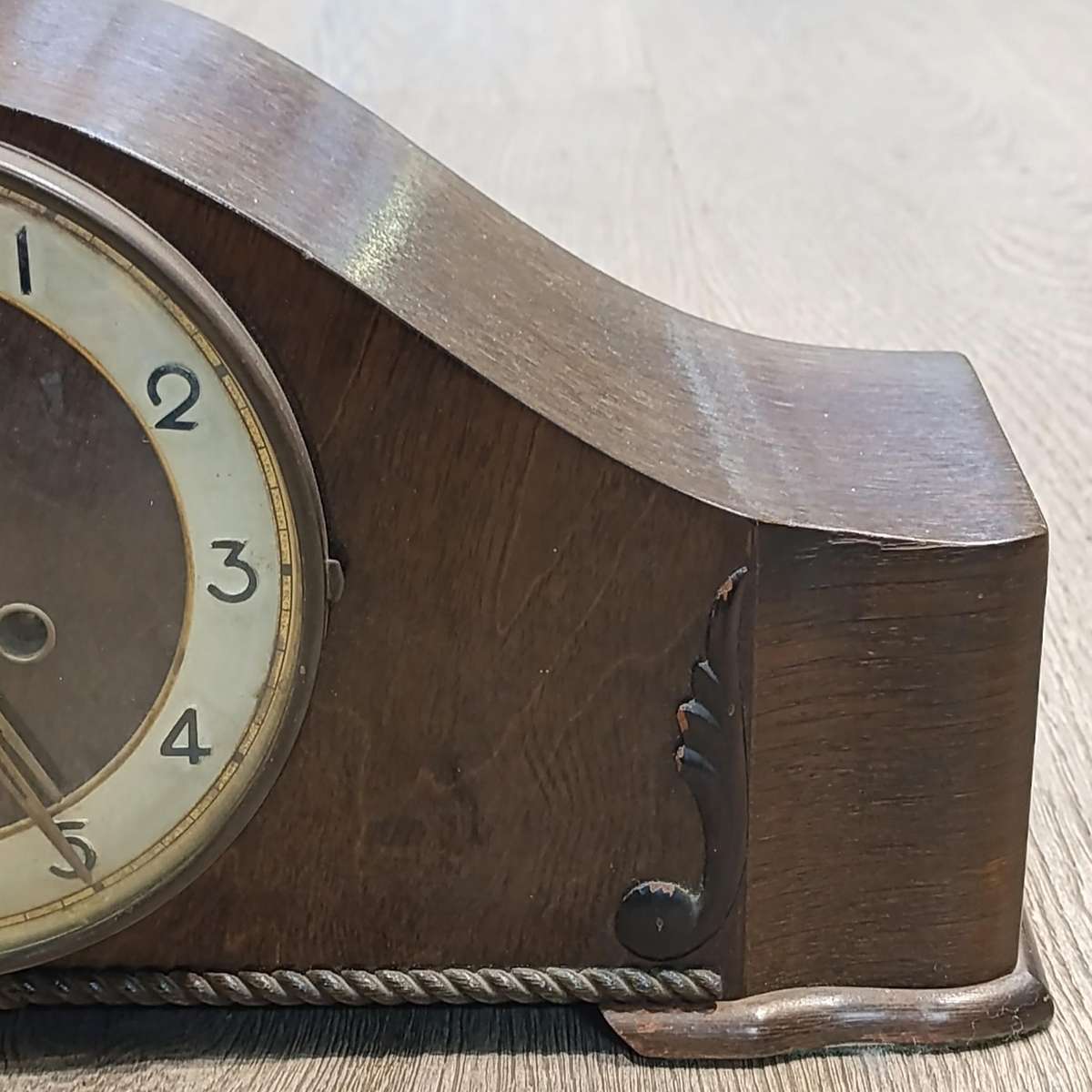 Beautiful vintage mantel clock with chimes - working