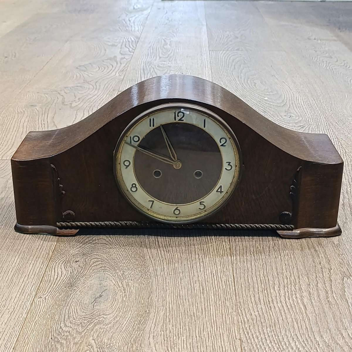 Beautiful vintage mantel clock with chimes - working