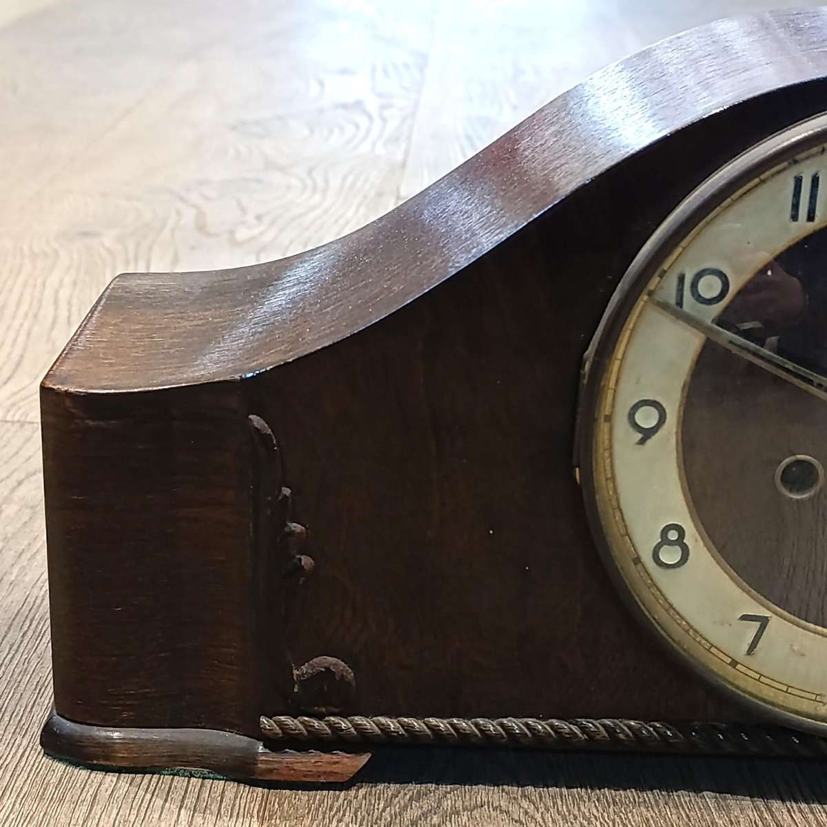 Beautiful vintage mantel clock with chimes - working