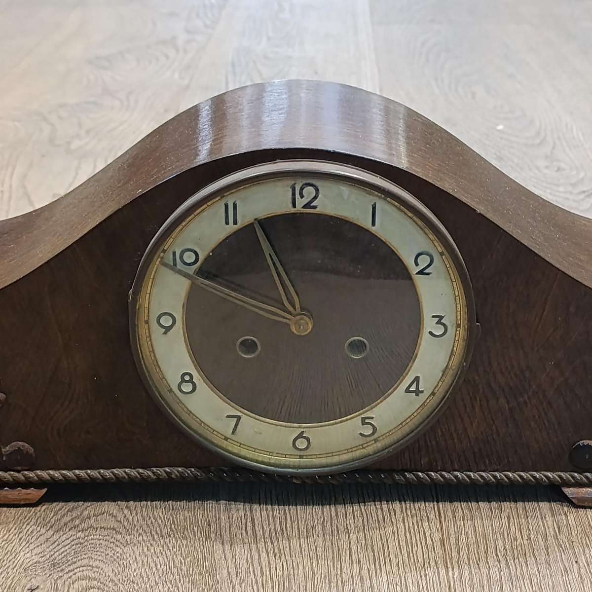 Beautiful vintage mantel clock with chimes - working