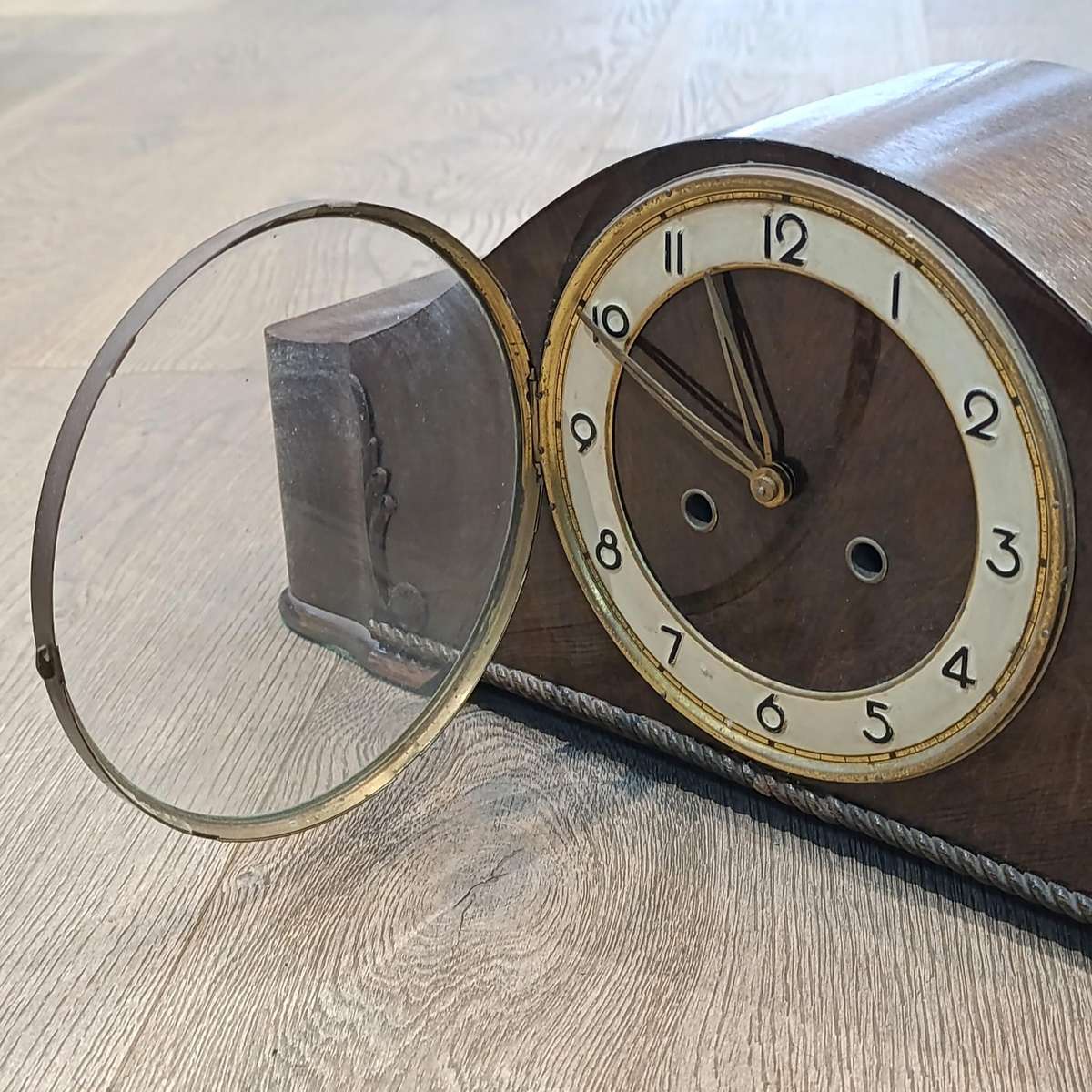 Beautiful vintage mantel clock with chimes - working