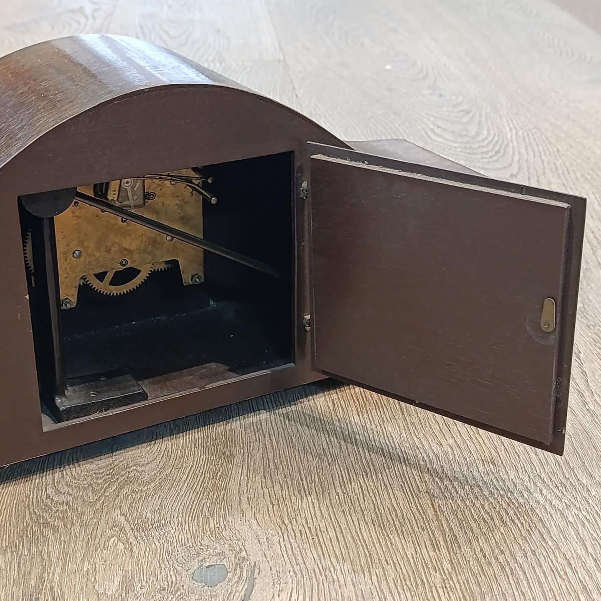 Beautiful vintage mantel clock with chimes - working