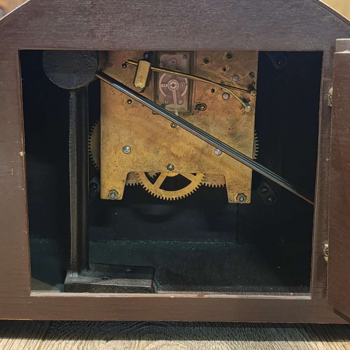 Beautiful vintage mantel clock with chimes - working