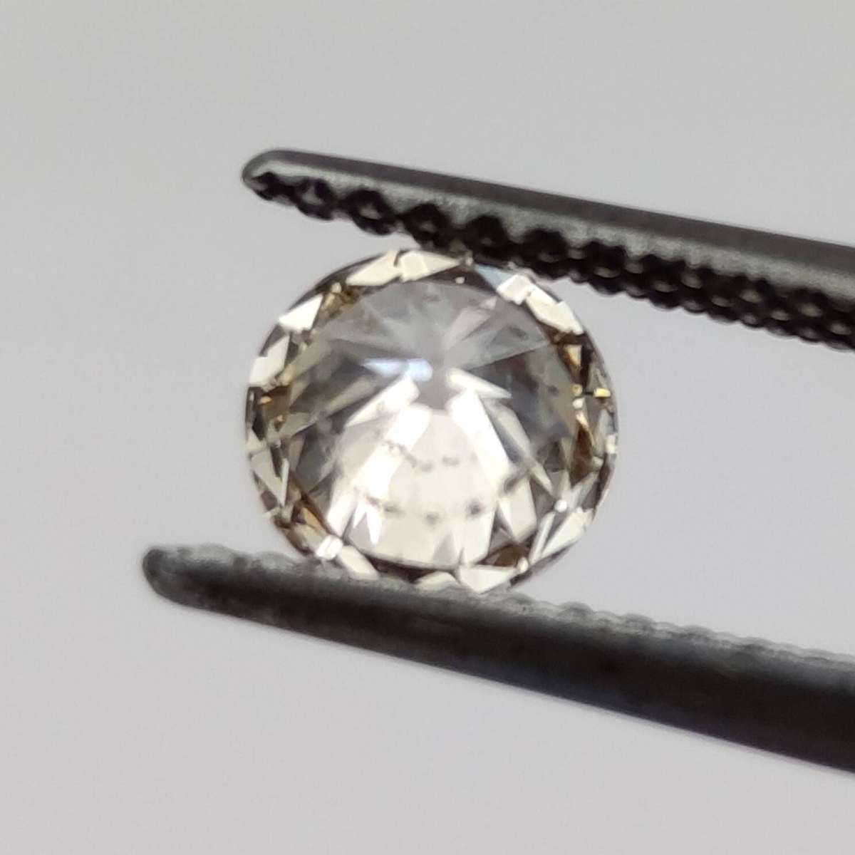Natural Round Brilliant diamond of 0.54 ct - color R, Clarity VS2 - with GEMLAB certificate