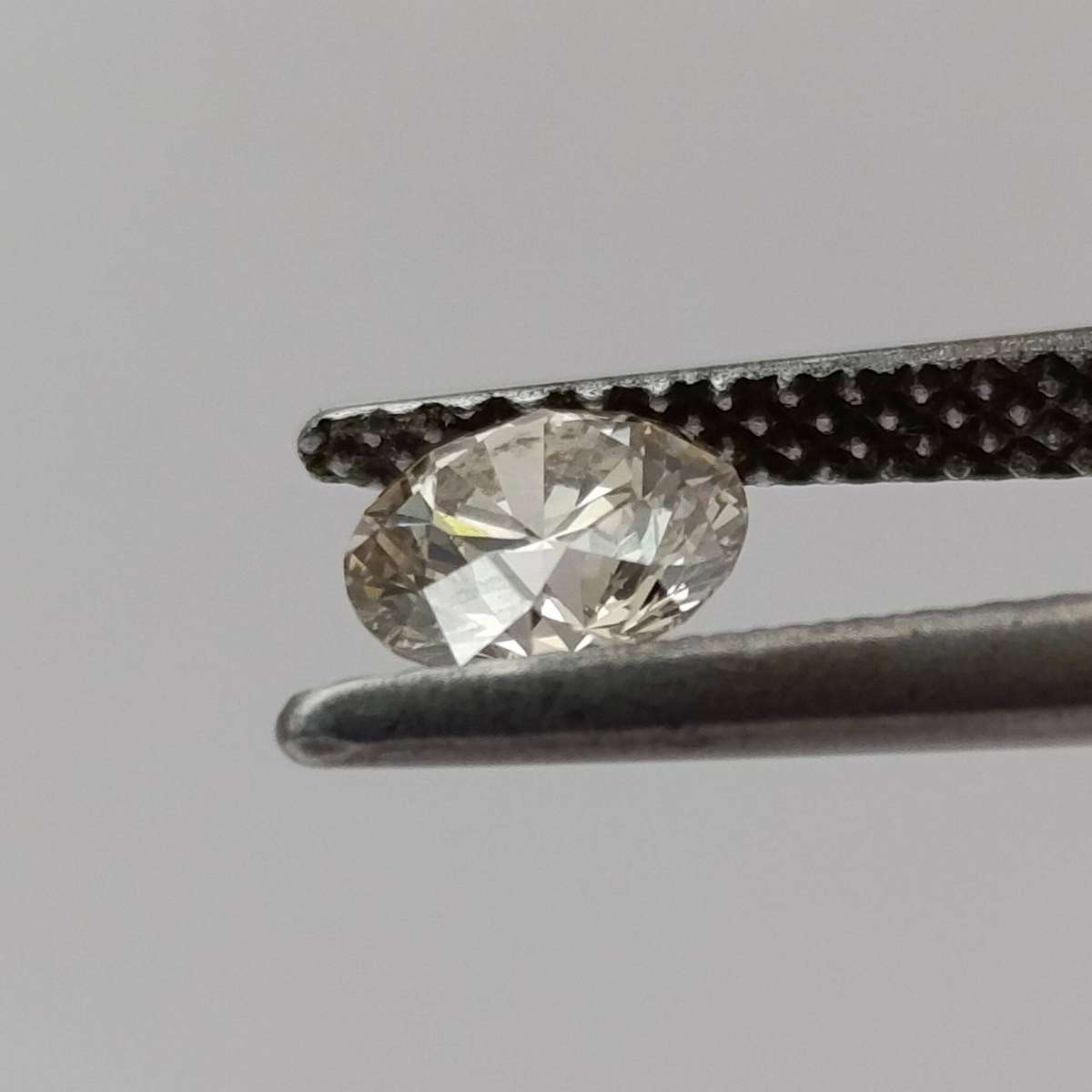 Natural Round Brilliant diamond of 0.54 ct - color R, Clarity VS2 - with GEMLAB certificate