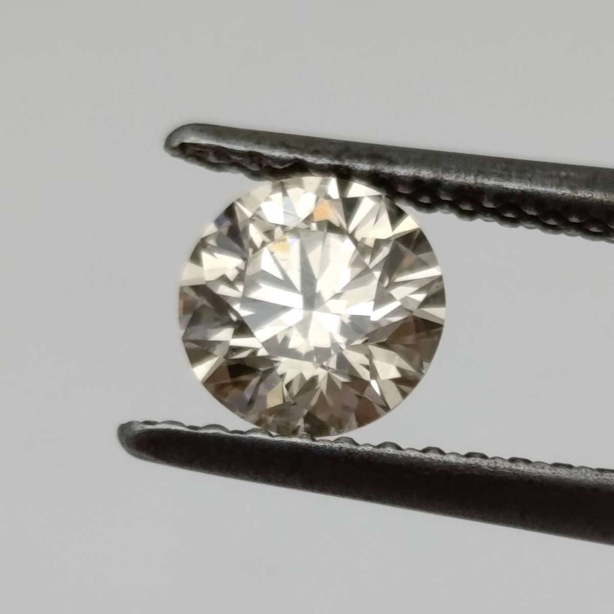 Natural Round Brilliant diamond of 0.54 ct - color R, Clarity VS2 - with GEMLAB certificate