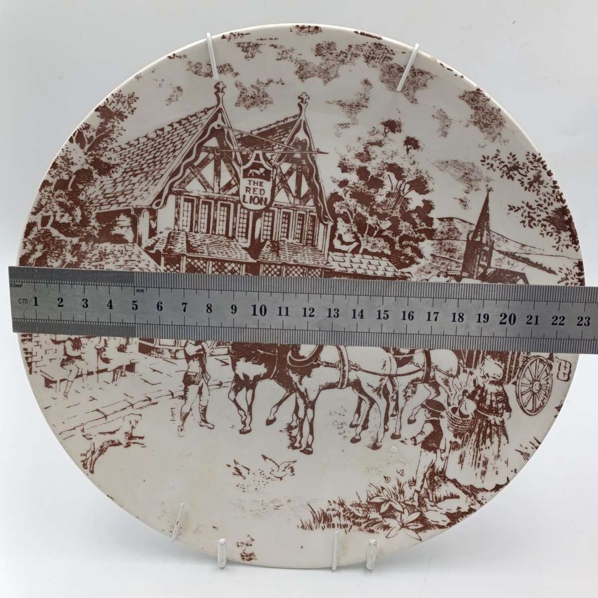Vintage Constantia "Coaching Scenes" porcelain plate - The Red Lion