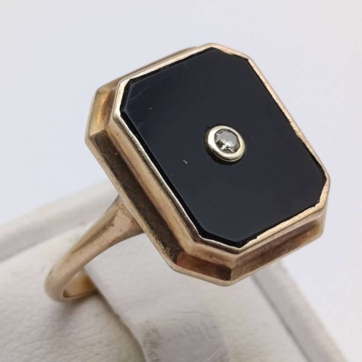 9kt gold men's ring size M with onyx & diamond - weight 3.7g
