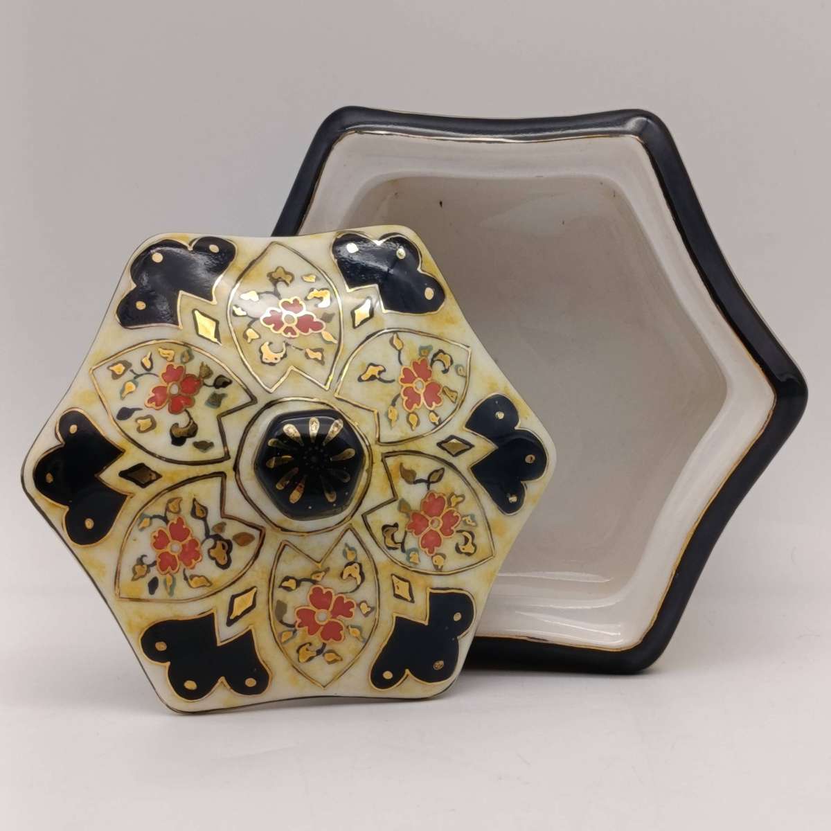 Zimbabwean handpainted porcelain trinket holder with lid - marked UVC103 by Cris