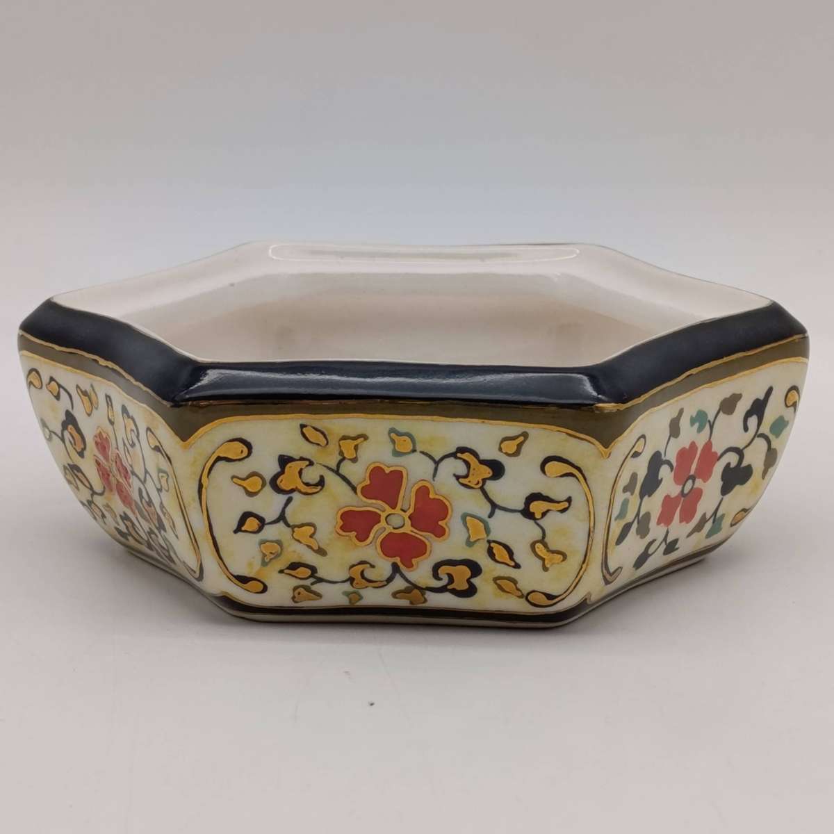 Zimbabwean handpainted porcelain trinket holder with lid - marked UVC103 by Cris