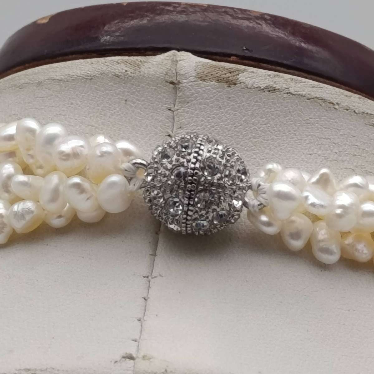 Quadro string of baroque freshwater pearls with magnetic clasp