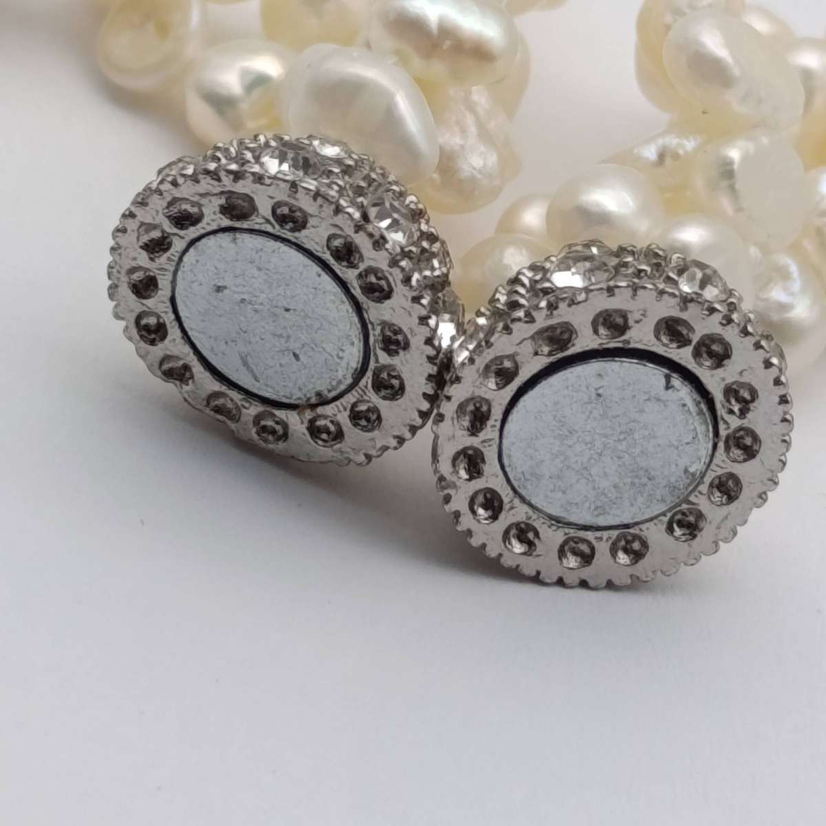 Quadro string of baroque freshwater pearls with magnetic clasp