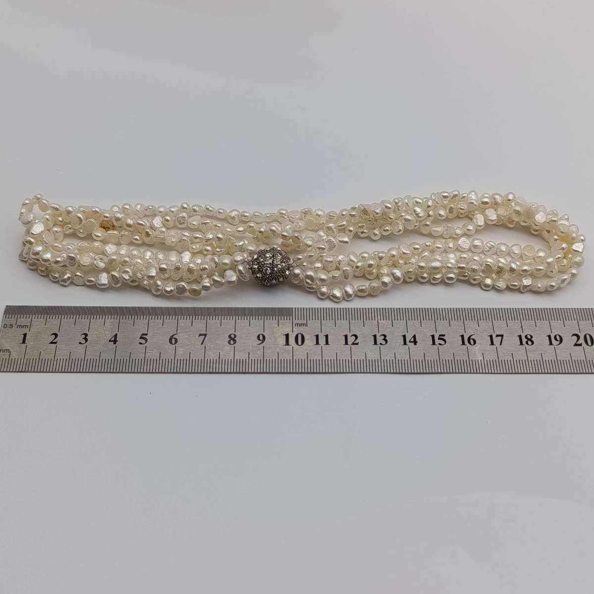 Quadro string of baroque freshwater pearls with magnetic clasp