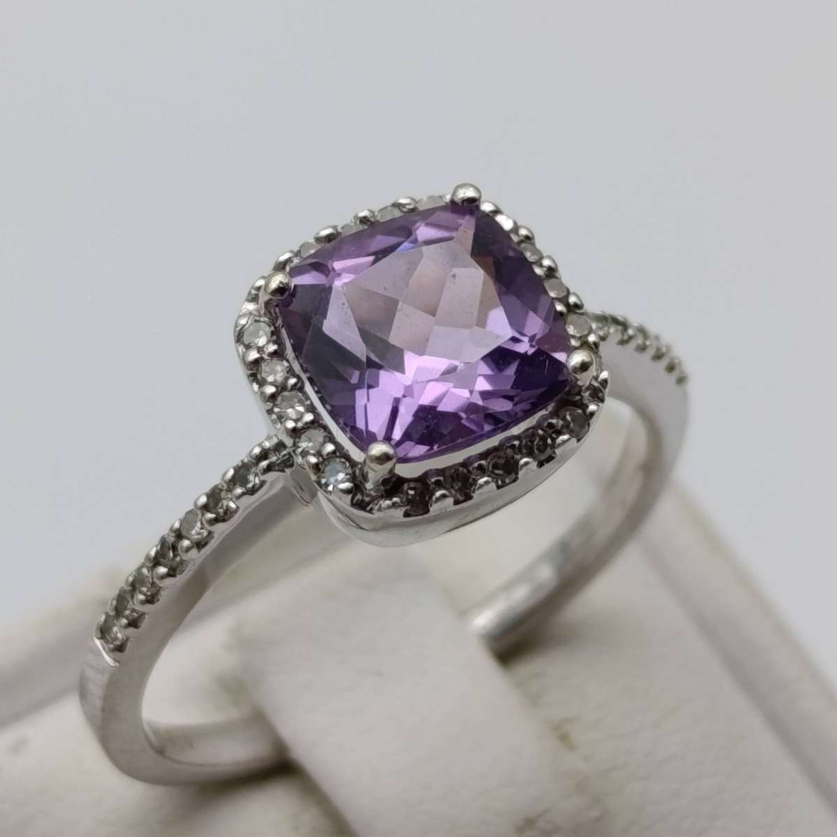 9kt White Gold ring with amethyst and 34 diamonds - weighs 3.1g - size N