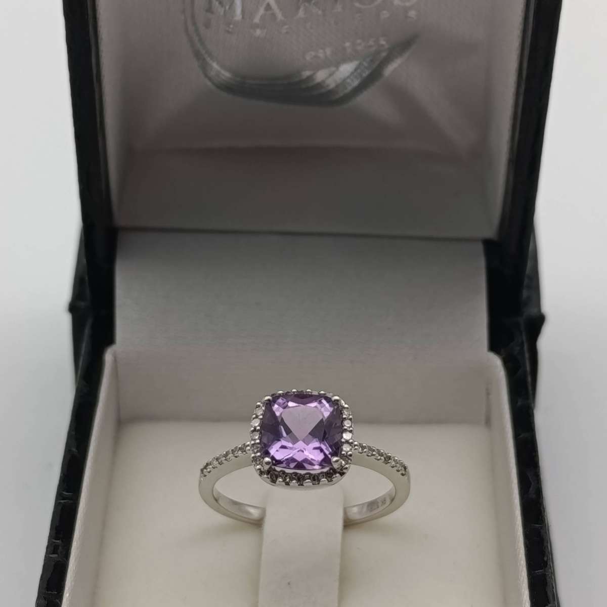 9kt White Gold ring with amethyst and 34 diamonds - weighs 3.1g - size N
