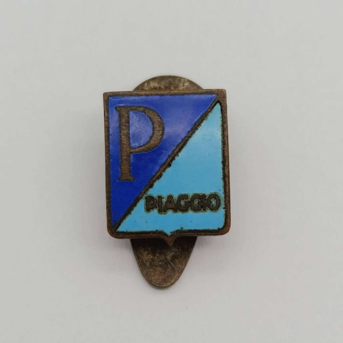 Vintage Piaggo Italian vehicles button badge