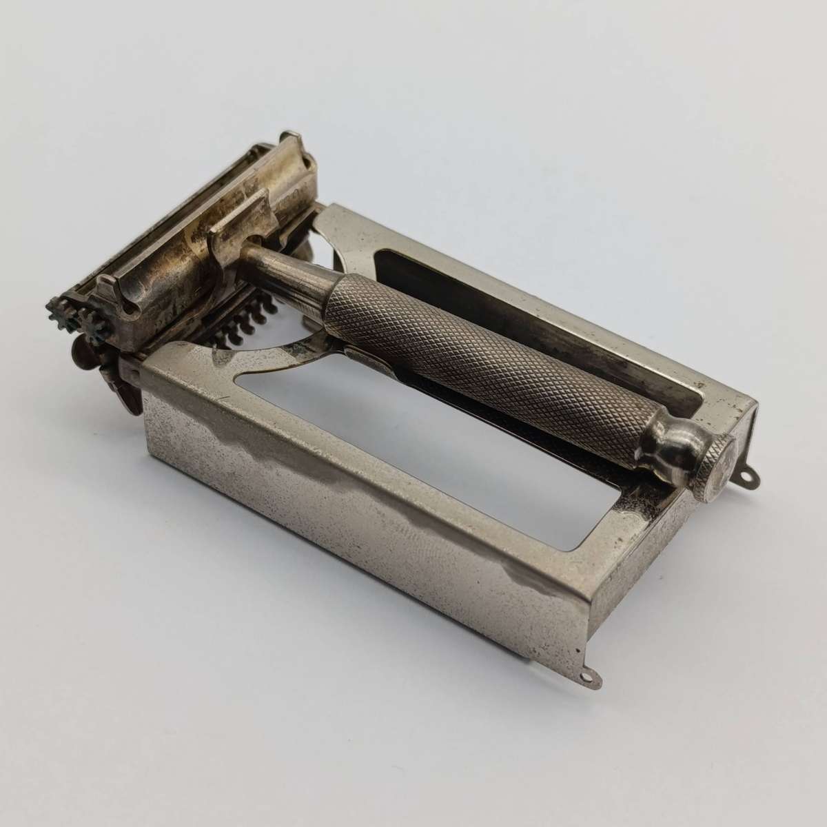 Vintage Valet Auto Strop Safety razor in tin