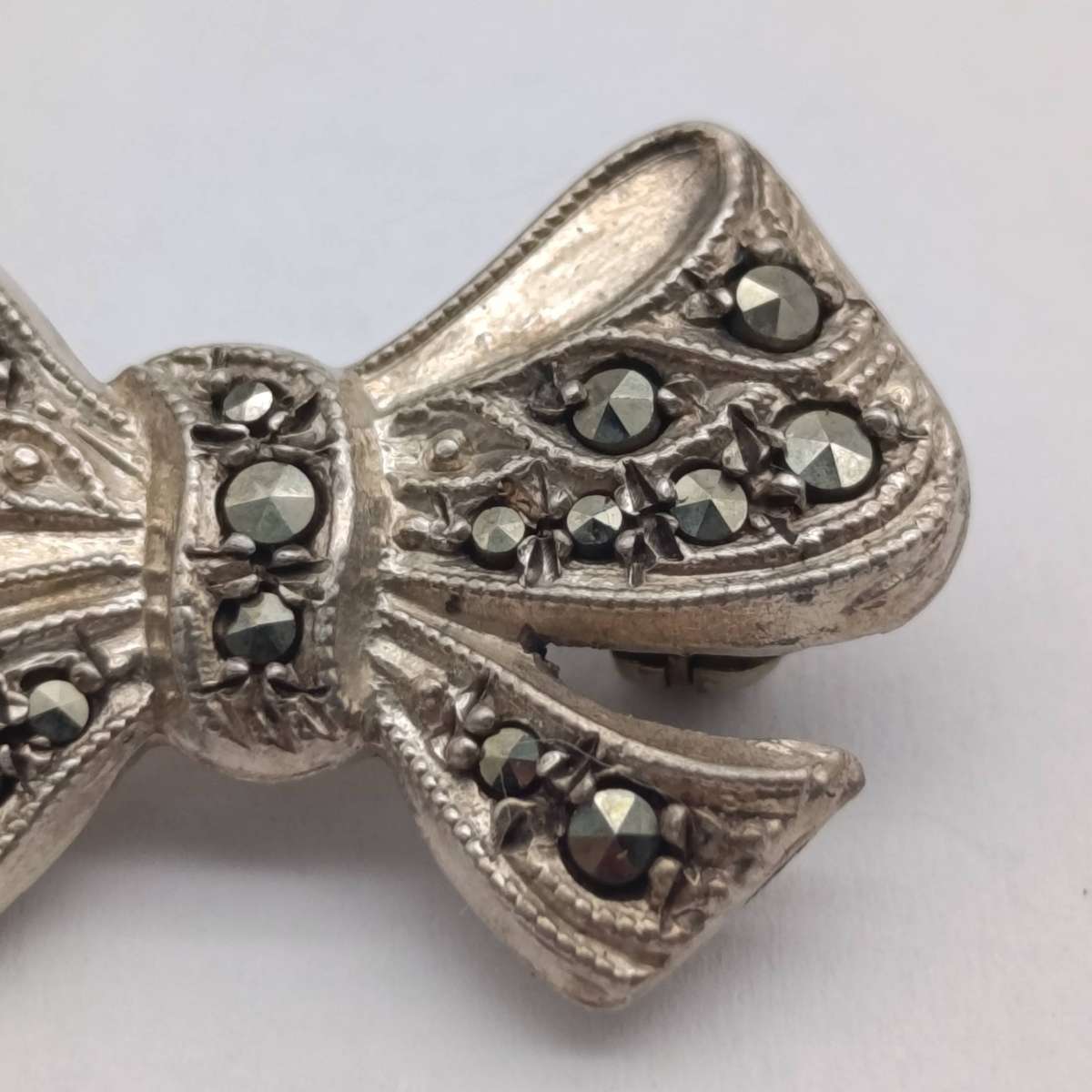 Vintage silver marcasite ribbon brooch - weighs 2.7g