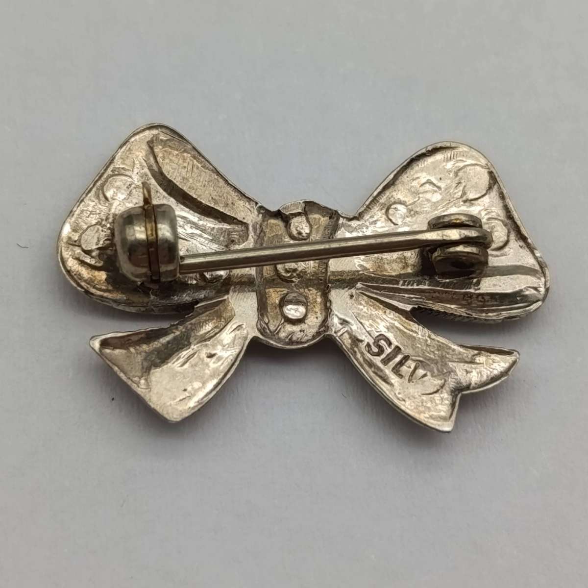 Vintage silver marcasite ribbon brooch - weighs 2.7g