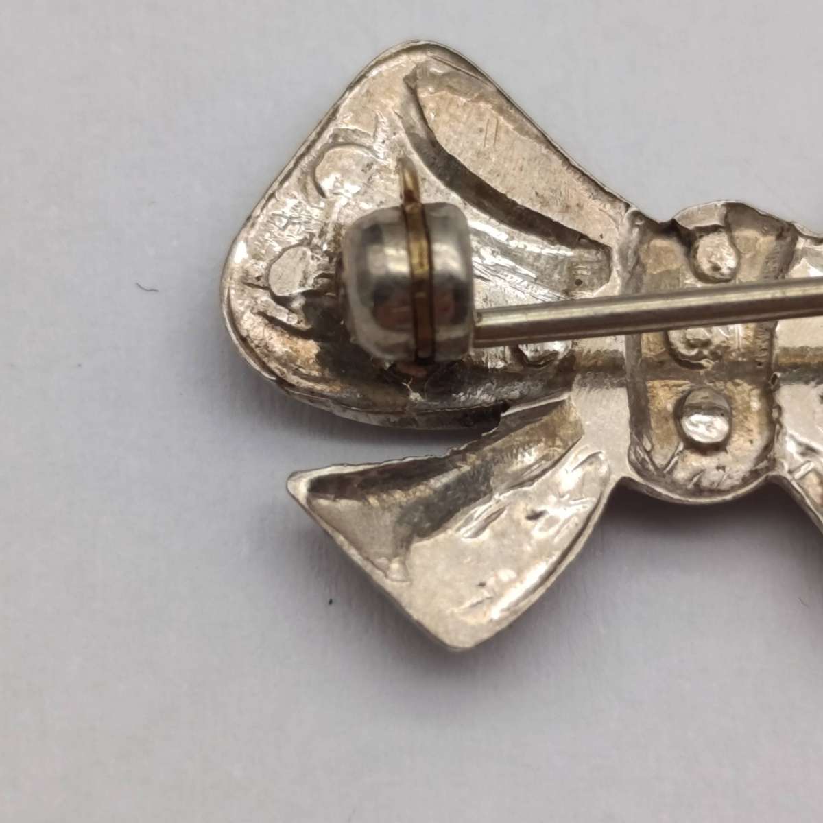 Vintage silver marcasite ribbon brooch - weighs 2.7g