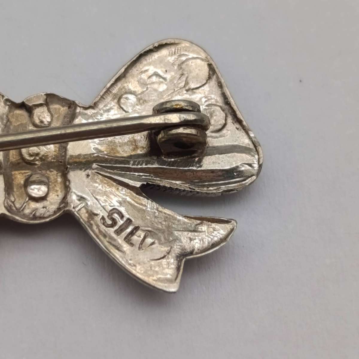 Vintage silver marcasite ribbon brooch - weighs 2.7g