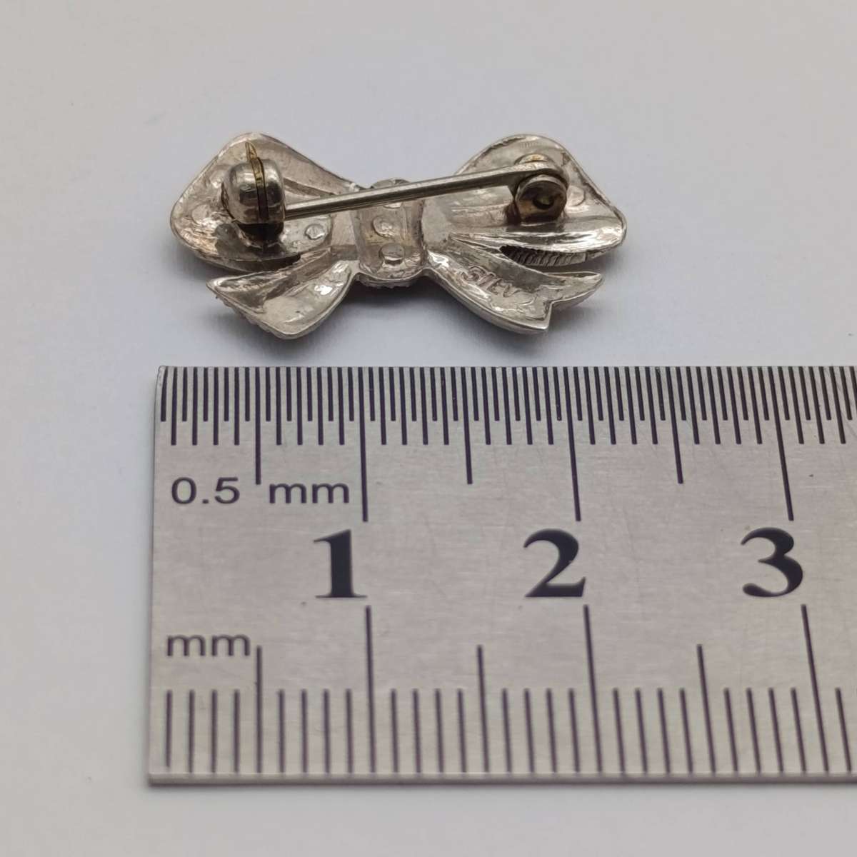 Vintage silver marcasite ribbon brooch - weighs 2.7g