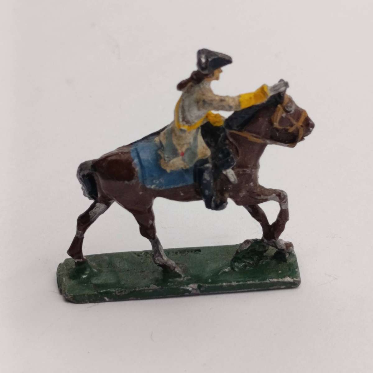 Lot of 4 vintage cavalry lead soldiers