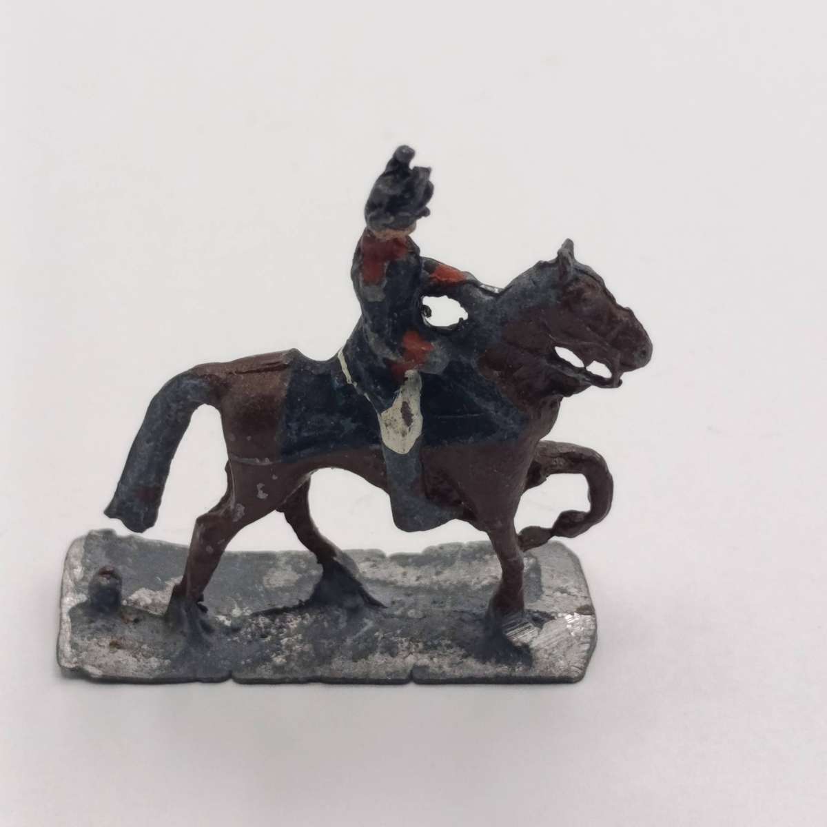 Lot of 4 vintage cavalry lead soldiers