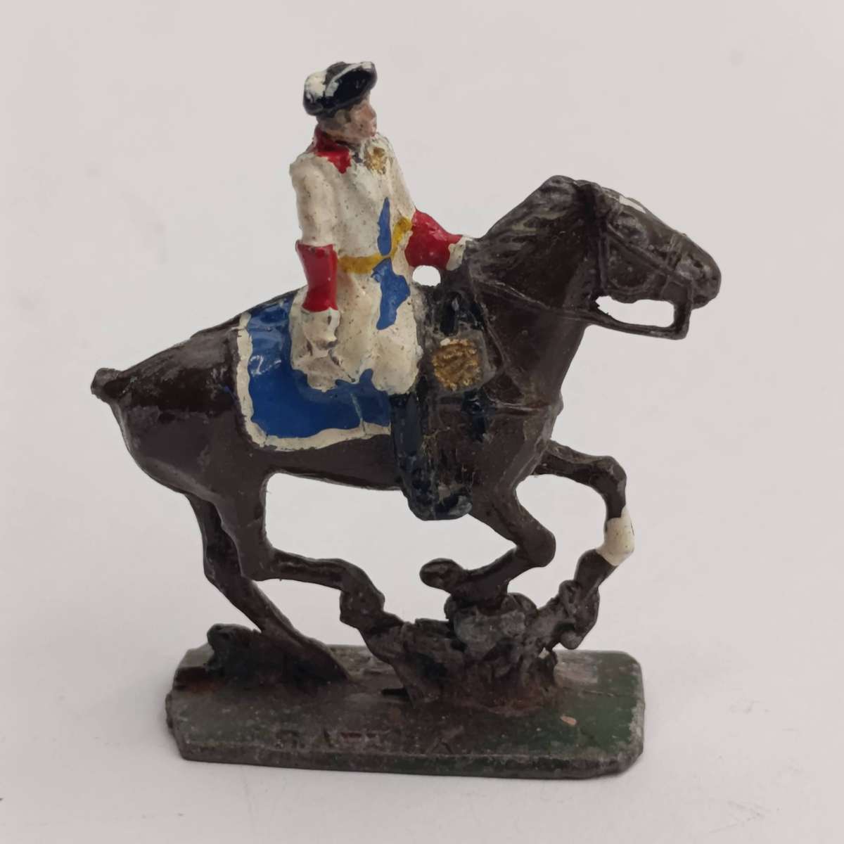 Lot of 4 vintage cavalry lead soldiers