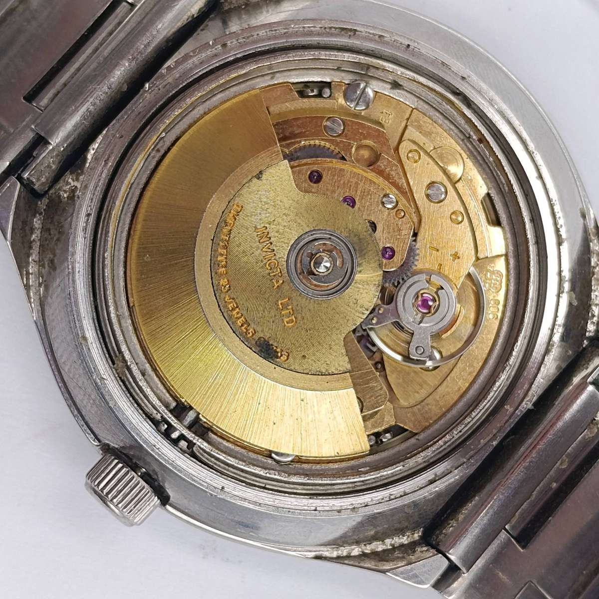 Vintage Invicta Automatic 25 Day/Date mens watch with deep red dial - working - crack in glass