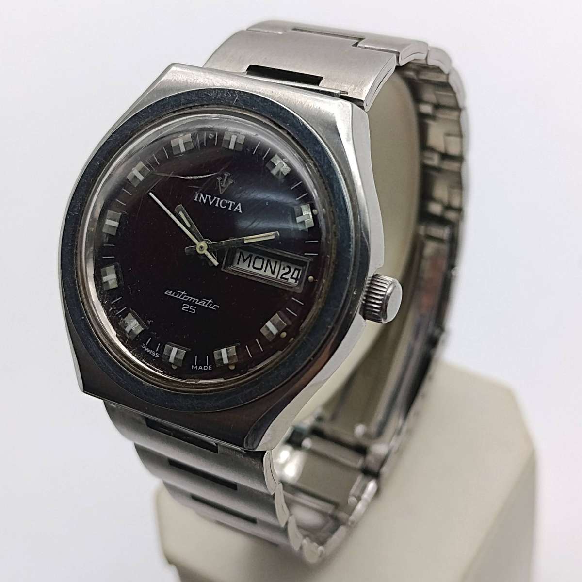 Vintage Invicta Automatic 25 Day/Date mens watch with deep red dial - working - crack in glass