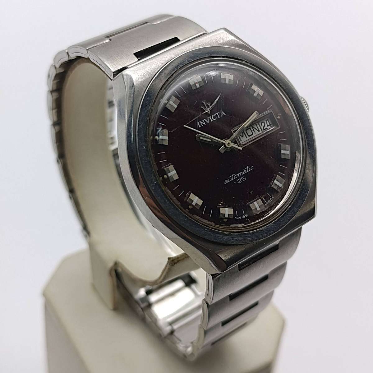 Vintage Invicta Automatic 25 Day/Date mens watch with deep red dial - working - crack in glass