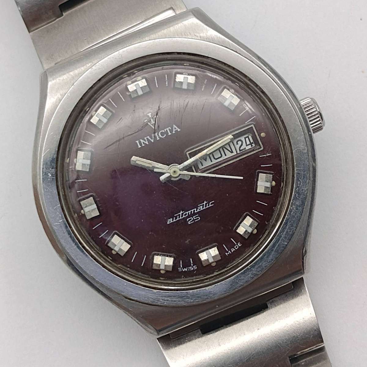 Vintage Invicta Automatic 25 Day/Date mens watch with deep red dial - working - crack in glass