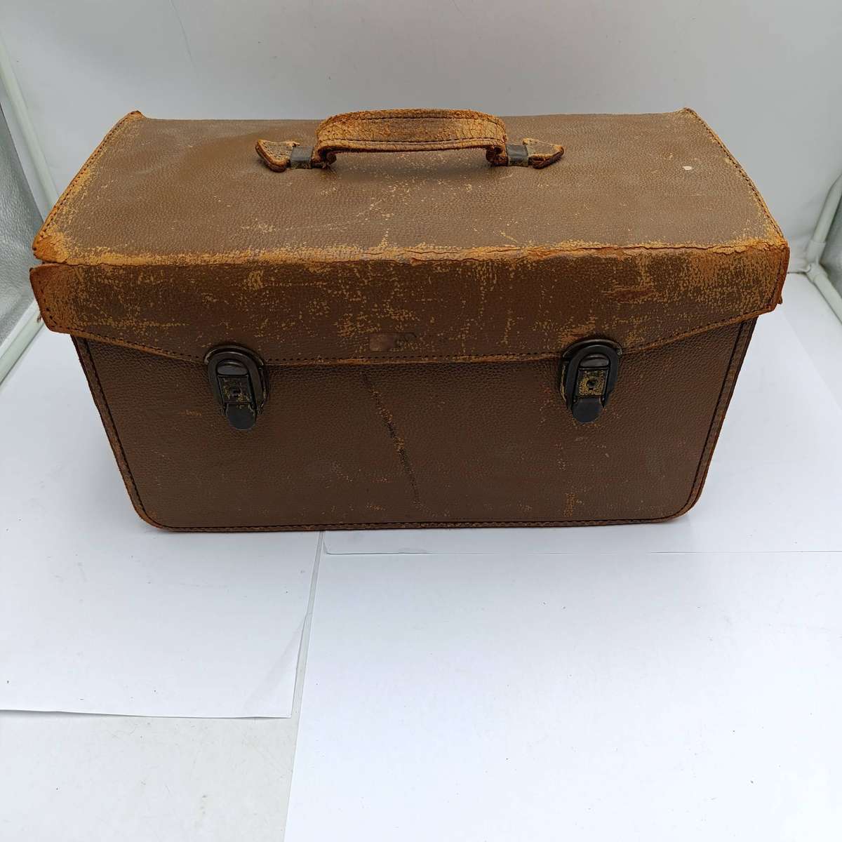 Vintage Graflex Super D medium format camera with 25 film plate holders and lens accessories