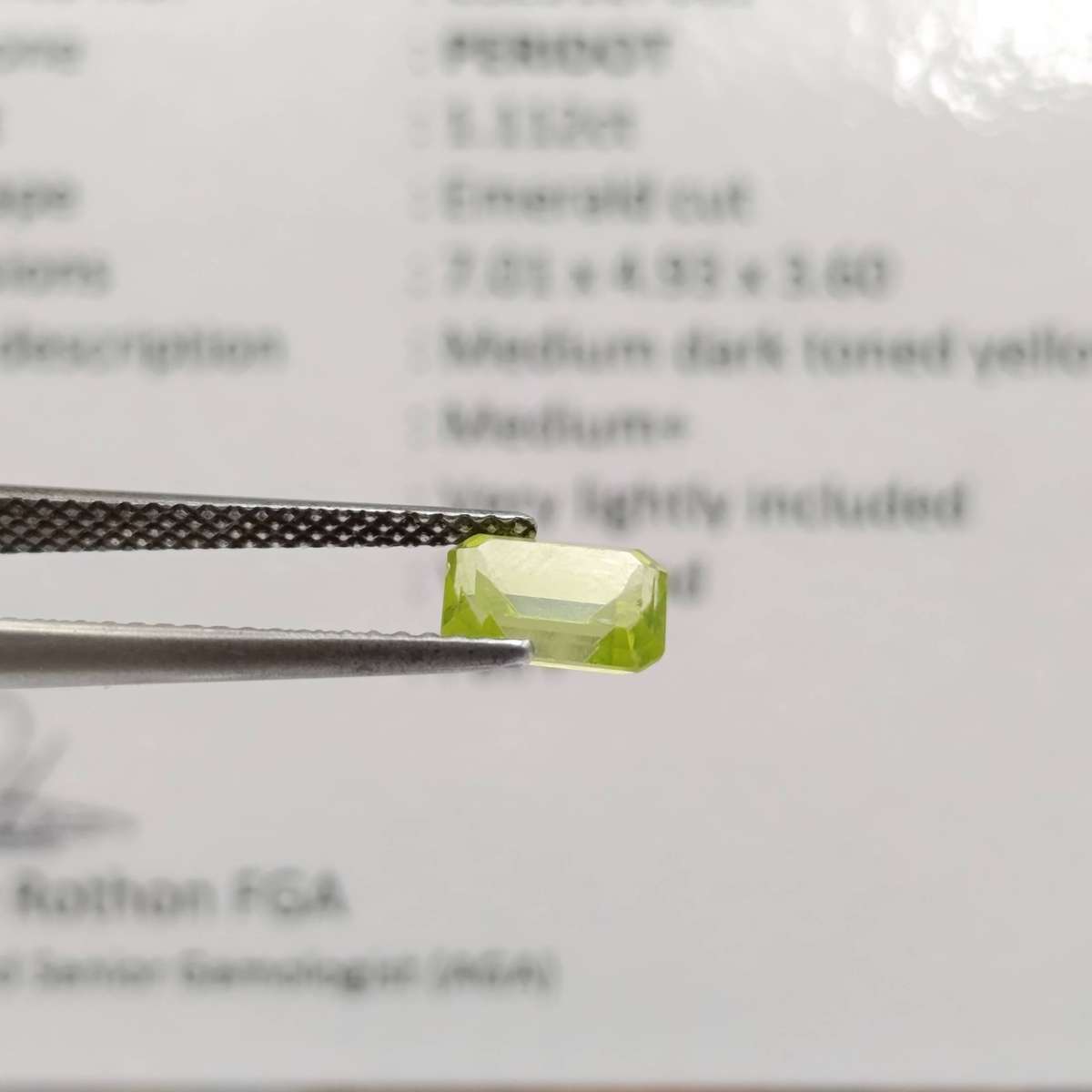 Emerald cut Peridot of 1.112ct with GEMLAB certificate