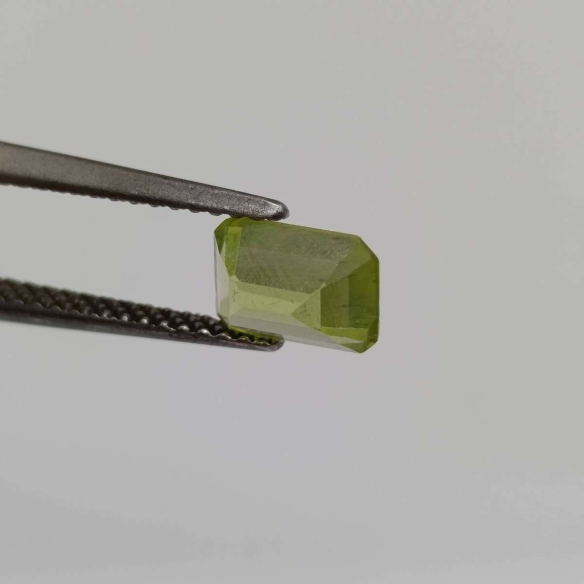 Emerald cut Peridot of 1.112ct with GEMLAB certificate