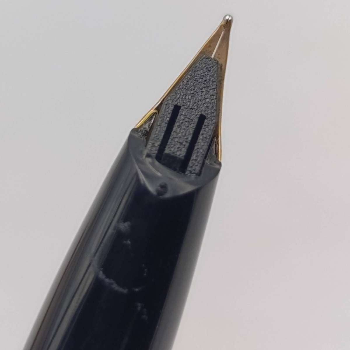 Shaeffer Targa 1003 fountain pen with 14kt gold nib in case