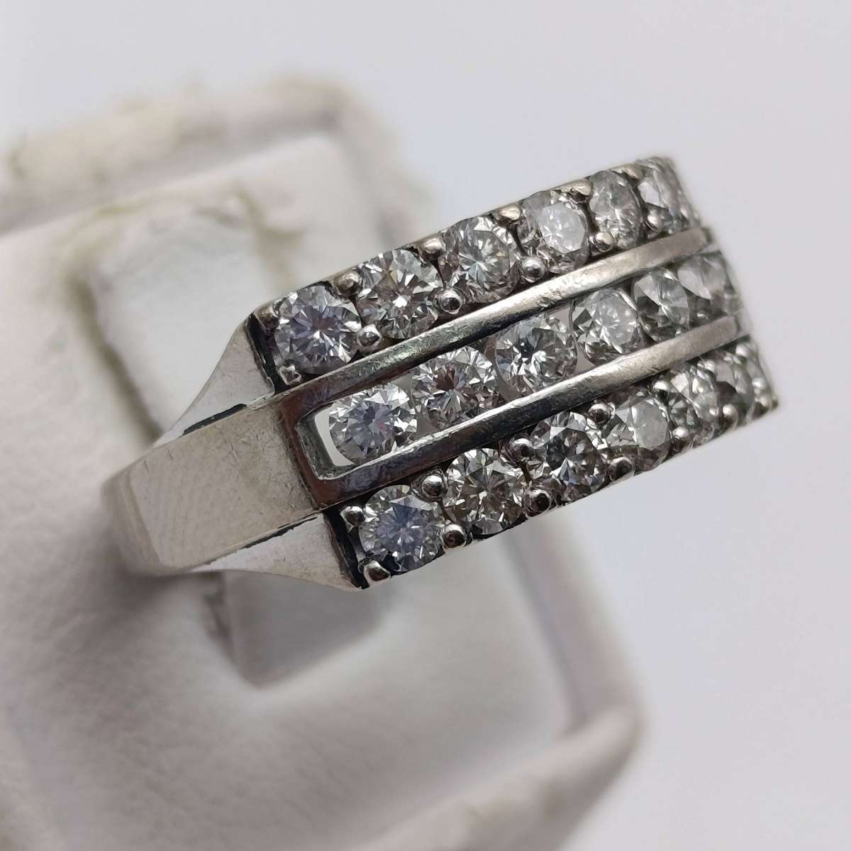 18kt white gold diamond ring with 21 diamonds, 7.9g, size R
