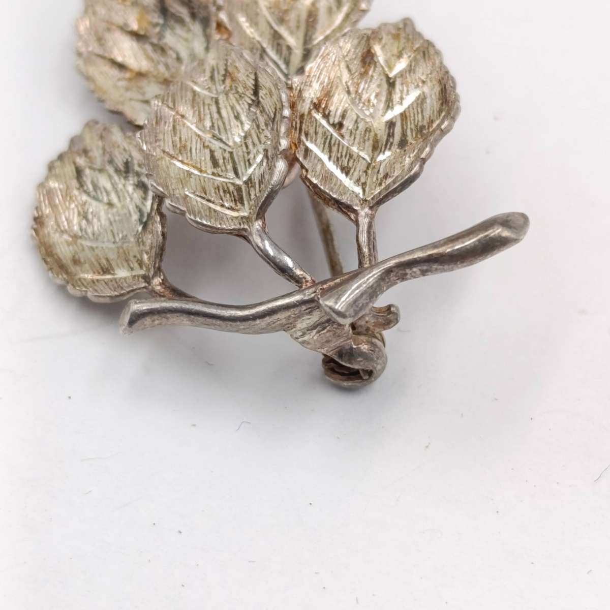 Sterling silver leaf brooch - weighs 5.8 grams