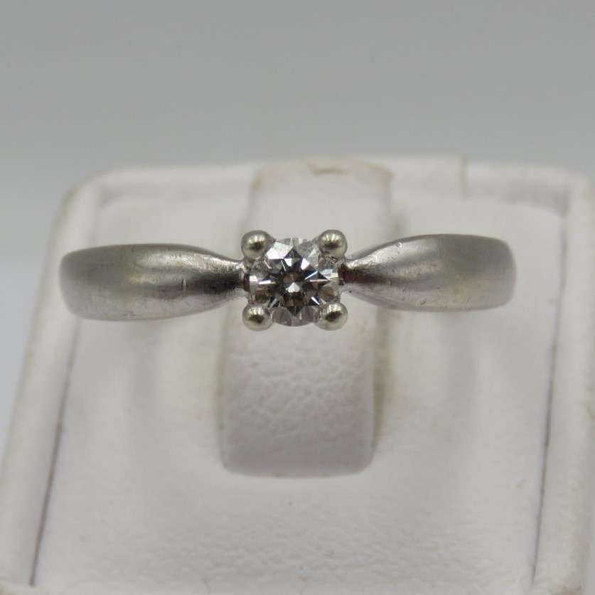9kt white gold ring with 0.25 carat diamond (high quality) weight 3.2g, Size P