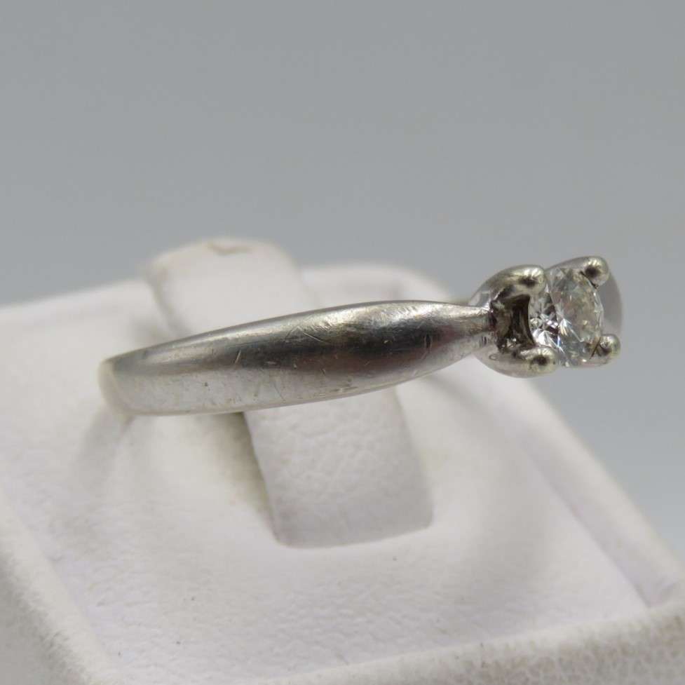 9kt white gold ring with 0.25 carat diamond (high quality) weight 3.2g, Size P